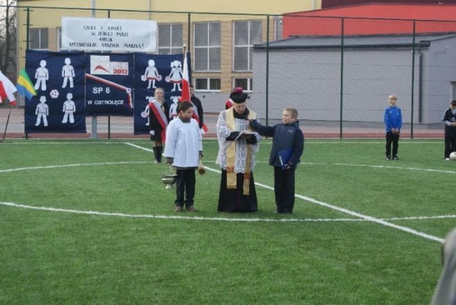 Oficjalne otwarcie Orlika przy SP 6 (27.11.09) - zdjęcie #84 - eOstroleka.pl