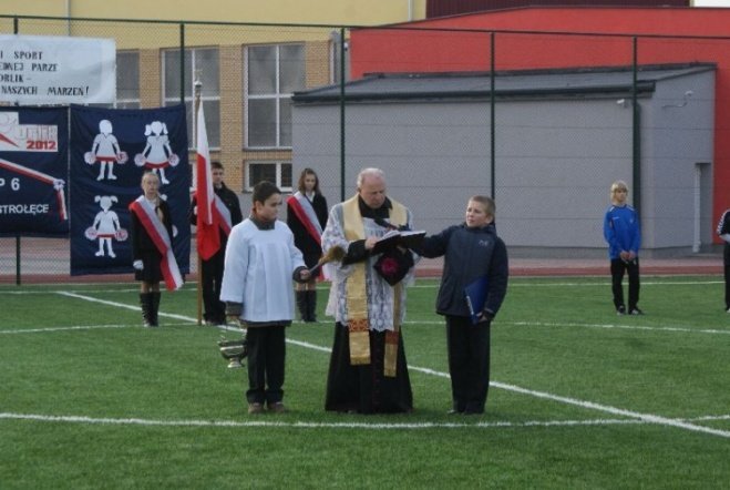 Oficjalne otwarcie Orlika przy SP 6 (27.11.09) - zdjęcie #82 - eOstroleka.pl