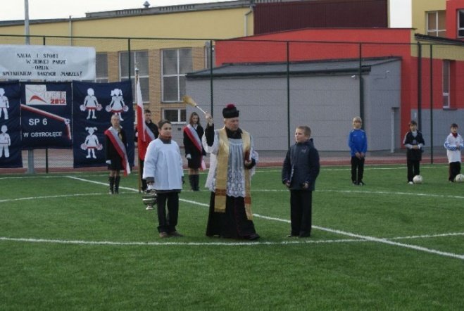 Oficjalne otwarcie Orlika przy SP 6 (27.11.09) - zdjęcie #81 - eOstroleka.pl