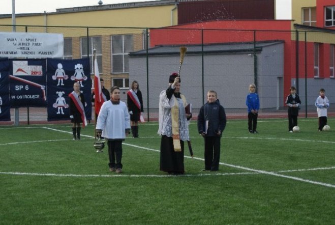 Oficjalne otwarcie Orlika przy SP 6 (27.11.09) - zdjęcie #80 - eOstroleka.pl