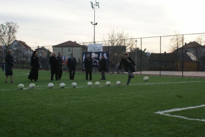 Oficjalne otwarcie Orlika przy SP 6 (27.11.09) - zdjęcie #14 - eOstroleka.pl