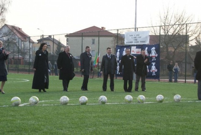 Oficjalne otwarcie Orlika przy SP 6 (27.11.09) - zdjęcie #13 - eOstroleka.pl