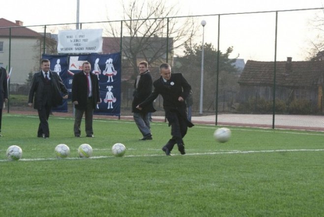 Oficjalne otwarcie Orlika przy SP 6 (27.11.09) - zdjęcie #12 - eOstroleka.pl