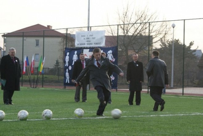 Oficjalne otwarcie Orlika przy SP 6 (27.11.09) - zdjęcie #10 - eOstroleka.pl