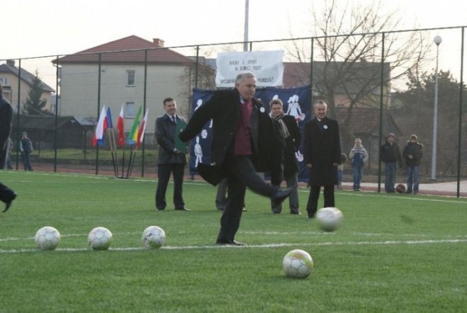 Oficjalne otwarcie Orlika przy SP 6 (27.11.09) - zdjęcie #9 - eOstroleka.pl