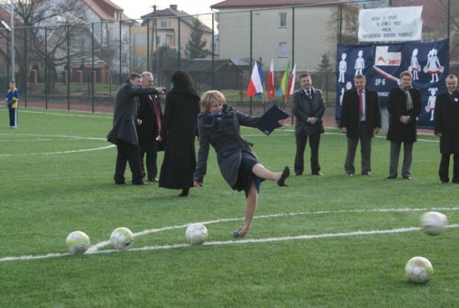 Oficjalne otwarcie Orlika przy SP 6 (27.11.09) - zdjęcie #6 - eOstroleka.pl