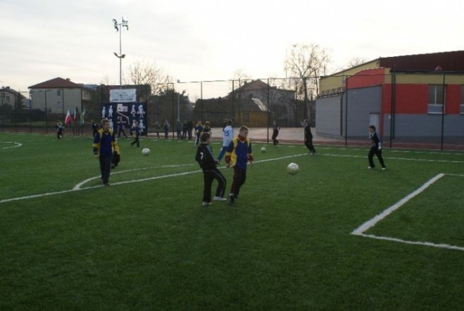 Oficjalne otwarcie Orlika przy SP 6 (27.11.09) - zdjęcie #2 - eOstroleka.pl