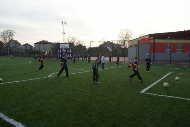 Oficjalne otwarcie Orlika przy SP 6 (27.11.09) - zdjęcie #1 - eOstroleka.pl