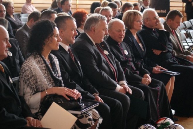 Oficjalne otwarcie Orlika przy SP 6 (27.11.09) - zdjęcie #77 - eOstroleka.pl