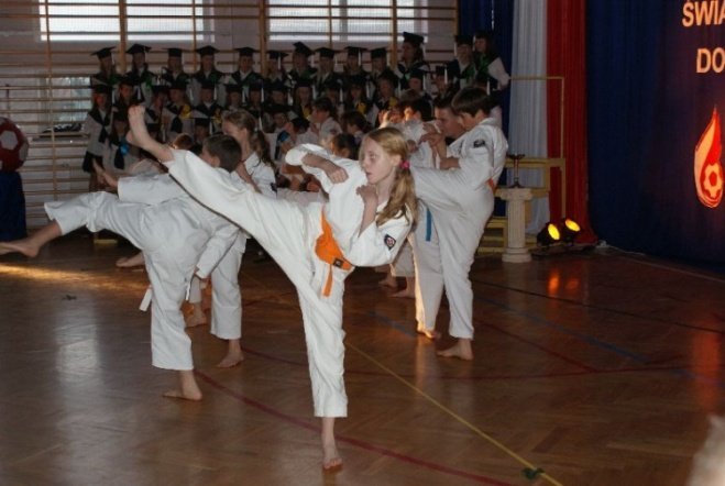 Oficjalne otwarcie Orlika przy SP 6 (27.11.09) - zdjęcie #24 - eOstroleka.pl