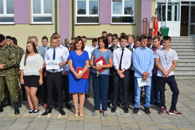 Rozpoczęcie roku szkolnego w ostrołęckich szkołach [01.09.2016] - zdjęcie #27 - eOstroleka.pl