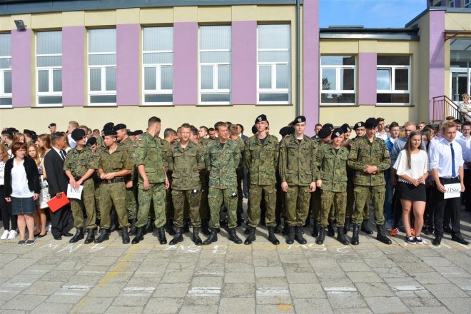 Rozpoczęcie roku szkolnego w ostrołęckich szkołach [01.09.2016] - zdjęcie #26 - eOstroleka.pl