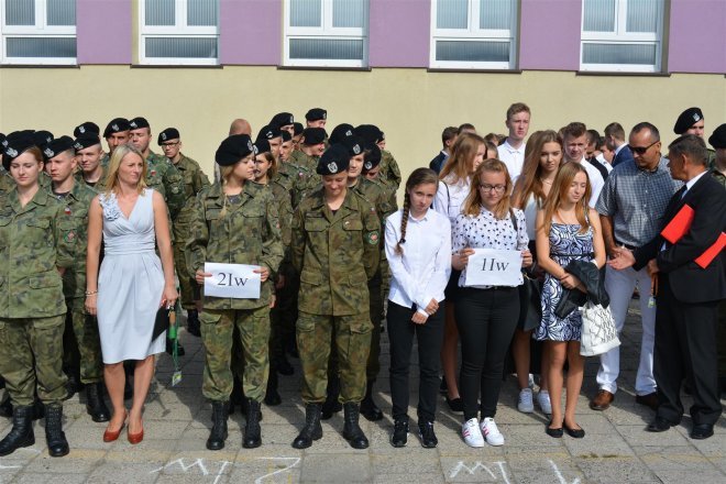 Rozpoczęcie roku szkolnego w ostrołęckich szkołach [01.09.2016] - zdjęcie #21 - eOstroleka.pl