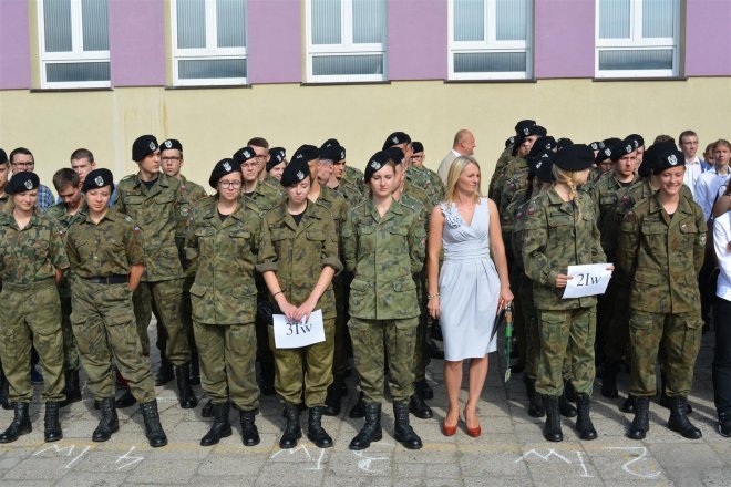 Rozpoczęcie roku szkolnego w ostrołęckich szkołach [01.09.2016] - zdjęcie #20 - eOstroleka.pl