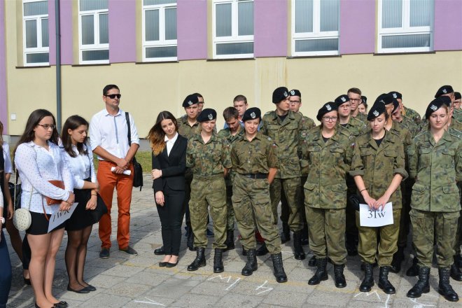 Rozpoczęcie roku szkolnego w ostrołęckich szkołach [01.09.2016] - zdjęcie #19 - eOstroleka.pl