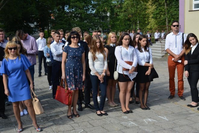 Rozpoczęcie roku szkolnego w ostrołęckich szkołach [01.09.2016] - zdjęcie #18 - eOstroleka.pl