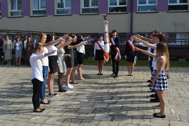 Rozpoczęcie roku szkolnego w ostrołęckich szkołach [01.09.2016] - zdjęcie #4 - eOstroleka.pl