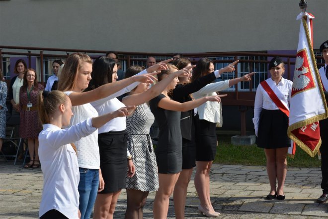 Rozpoczęcie roku szkolnego w ostrołęckich szkołach [01.09.2016] - zdjęcie #3 - eOstroleka.pl