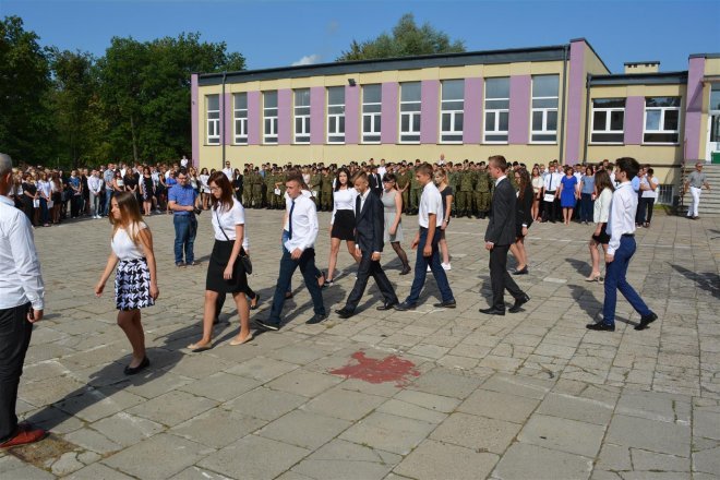 Rozpoczęcie roku szkolnego w ostrołęckich szkołach [01.09.2016] - zdjęcie #1 - eOstroleka.pl