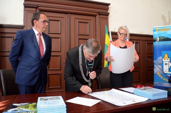 Umowa partnerska między Kadzidłem i Mrągowem podpisana [01.09.2016] - zdjęcie #30 - eOstroleka.pl