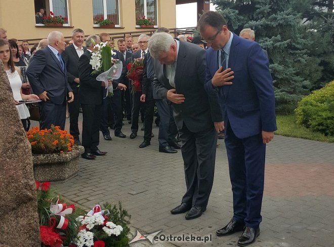 Odsłonięcie pomnika poświęconego Henrykowi Lenarciakowi w Baranowie [02.09.2016] - zdjęcie #1 - eOstroleka.pl