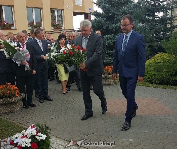 Odsłonięcie pomnika poświęconego Henrykowi Lenarciakowi w Baranowie [02.09.2016] - zdjęcie #4 - eOstroleka.pl