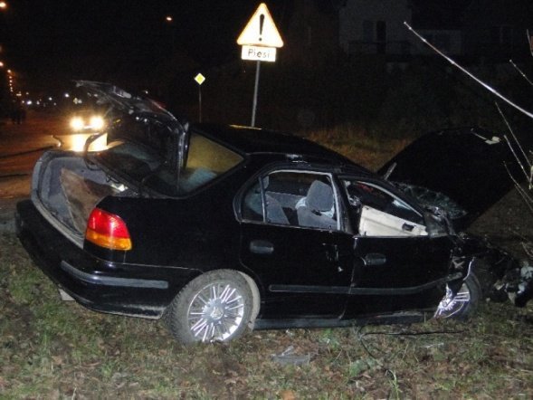 Wypadek na Bursztynowej (29.11.09) - zdjęcie #6 - eOstroleka.pl