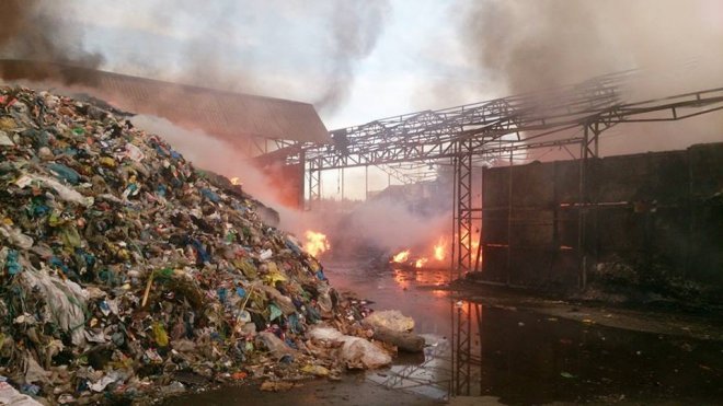 Pożar sortowni śmieci przy ulicy Przemysłowej [07.09.2016] - zdjęcie #45 - eOstroleka.pl