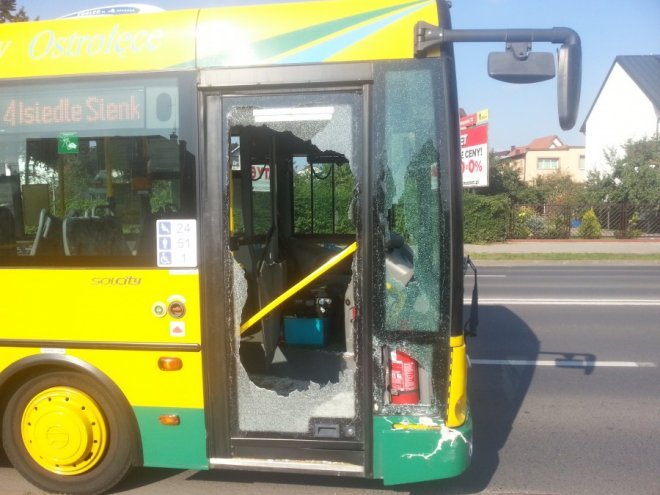 Zderzenie z autobusem na 11 Listopada [09.09.2016] - zdjęcie #4 - eOstroleka.pl