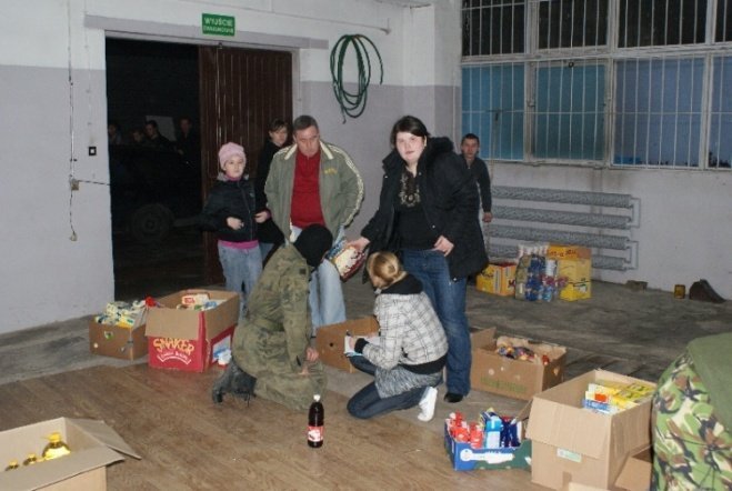Zbiórka żywności w Ostrołece (5.12.09) - zdjęcie #1 - eOstroleka.pl