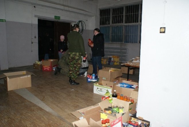 Zbiórka żywności w Ostrołece (5.12.09) - zdjęcie #2 - eOstroleka.pl
