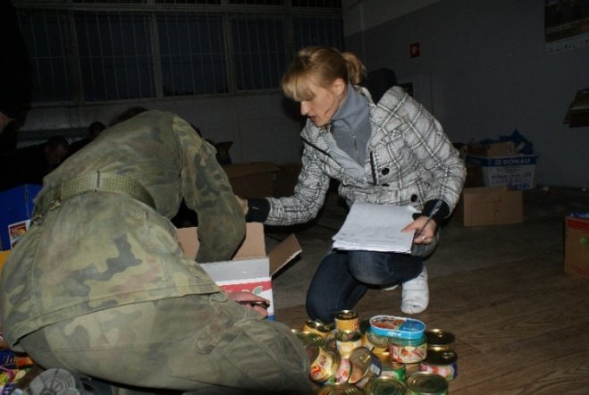 Zbiórka żywności w Ostrołece (5.12.09) - zdjęcie #14 - eOstroleka.pl