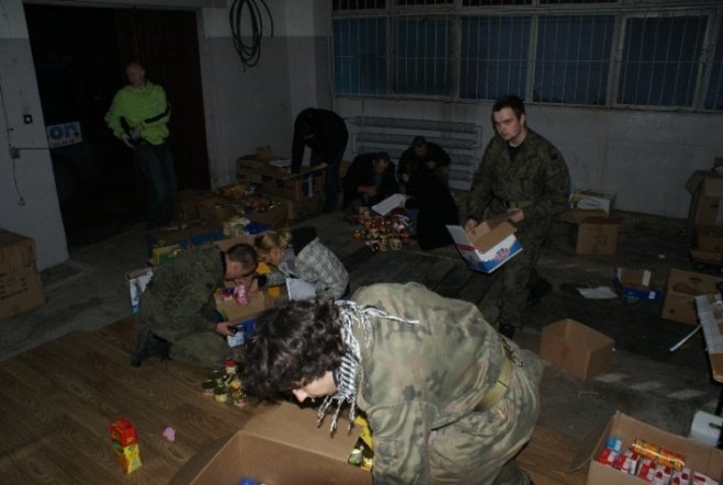 Zbiórka żywności w Ostrołece (5.12.09) - zdjęcie #17 - eOstroleka.pl