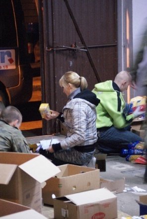 Zbiórka żywności w Ostrołece (5.12.09) - zdjęcie #24 - eOstroleka.pl