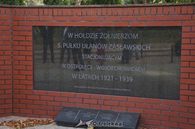 Nowe otoczenie pomnika 5. Pułku Ułanów Zasławskich [19.09.2016] - zdjęcie #4 - eOstroleka.pl