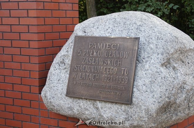 Nowe otoczenie pomnika 5. Pułku Ułanów Zasławskich [19.09.2016] - zdjęcie #5 - eOstroleka.pl