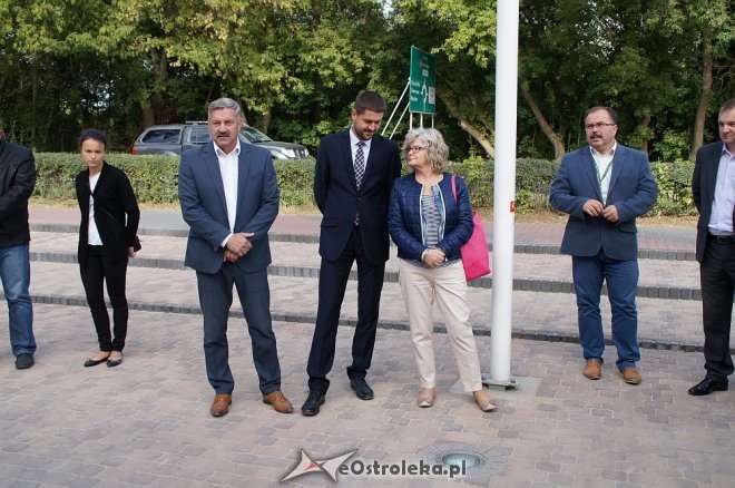 Nowe otoczenie pomnika 5. Pułku Ułanów Zasławskich [19.09.2016] - zdjęcie #9 - eOstroleka.pl