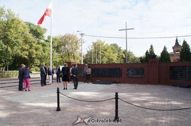 Nowe otoczenie pomnika 5. Pułku Ułanów Zasławskich [19.09.2016] - zdjęcie #10 - eOstroleka.pl