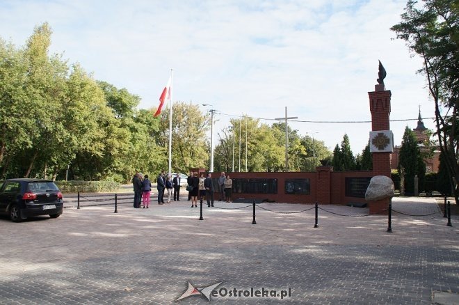 Nowe otoczenie pomnika 5. Pułku Ułanów Zasławskich [19.09.2016] - zdjęcie #24 - eOstroleka.pl