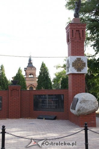 Nowe otoczenie pomnika 5. Pułku Ułanów Zasławskich [19.09.2016] - zdjęcie #25 - eOstroleka.pl
