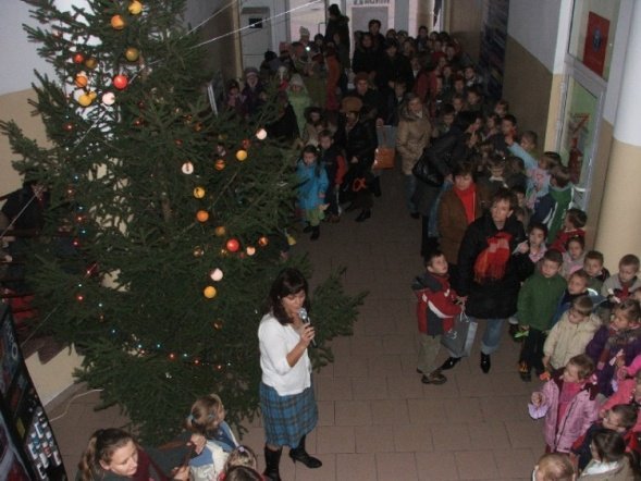 Dzieci dekorowały choinkę w handlowcu (05.12.09) - zdjęcie #11 - eOstroleka.pl
