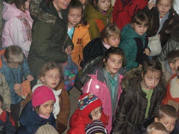 Dzieci dekorowały choinkę w handlowcu (05.12.09) - zdjęcie #8 - eOstroleka.pl