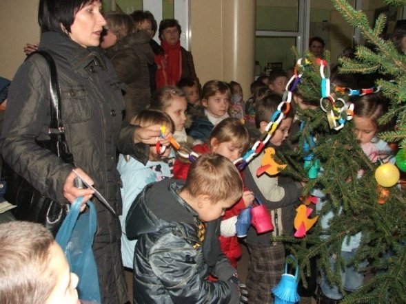 Dzieci dekorowały choinkę w handlowcu (05.12.09) - zdjęcie #5 - eOstroleka.pl