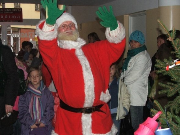 Dzieci dekorowały choinkę w handlowcu (05.12.09) - zdjęcie #4 - eOstroleka.pl