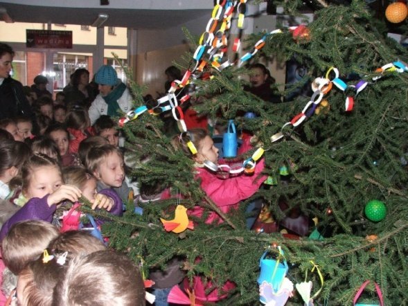 Dzieci dekorowały choinkę w handlowcu (05.12.09) - zdjęcie #10 - eOstroleka.pl
