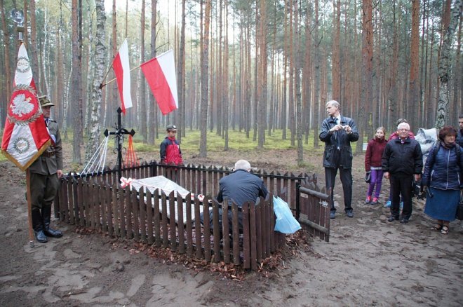 Odsłonięcie tablicy pamiątkowej na mogile Żołnierzy Wyklętych w Łodziskach [WIDEO, ZDJĘCIA] - zdjęcie #18 - eOstroleka.pl