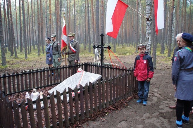 Odsłonięcie tablicy pamiątkowej na mogile Żołnierzy Wyklętych w Łodziskach [WIDEO, ZDJĘCIA] - zdjęcie #30 - eOstroleka.pl