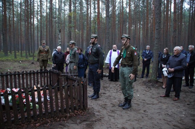 Odsłonięcie tablicy pamiątkowej na mogile Żołnierzy Wyklętych w Łodziskach [WIDEO, ZDJĘCIA] - zdjęcie #5 - eOstroleka.pl