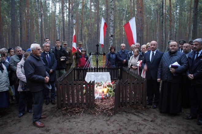 Odsłonięcie tablicy pamiątkowej na mogile Żołnierzy Wyklętych w Łodziskach [WIDEO, ZDJĘCIA] - zdjęcie #2 - eOstroleka.pl