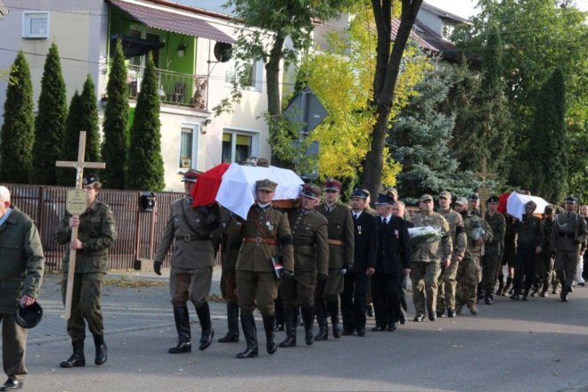 Pogrzeb żołnierzy wyklętych w Ostrołęce [29.09.2016] - zdjęcie #55 - eOstroleka.pl